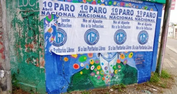 Fempinra pidió disculpas por los afiches pegados sobre el mural que recuerda al Grillo Ruggia