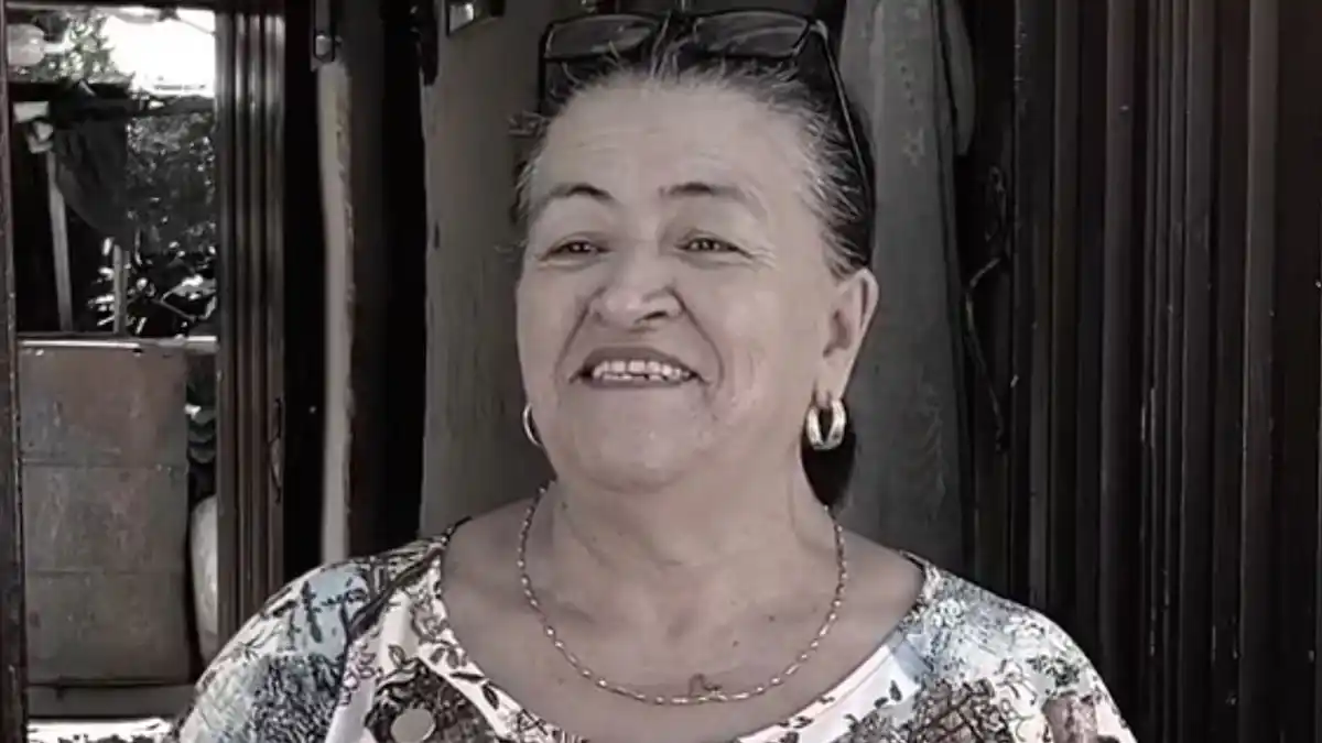 Miryam, de 67 años, aprovecha la curiosidad de sus vecinos para vender los chismes más jugosos de Armenia