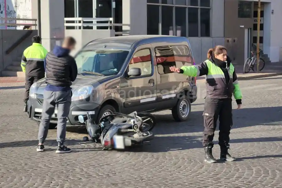 Tránsito interrumpido en pleno centro: chocaron una Kangoo y un joven delivery en moto
