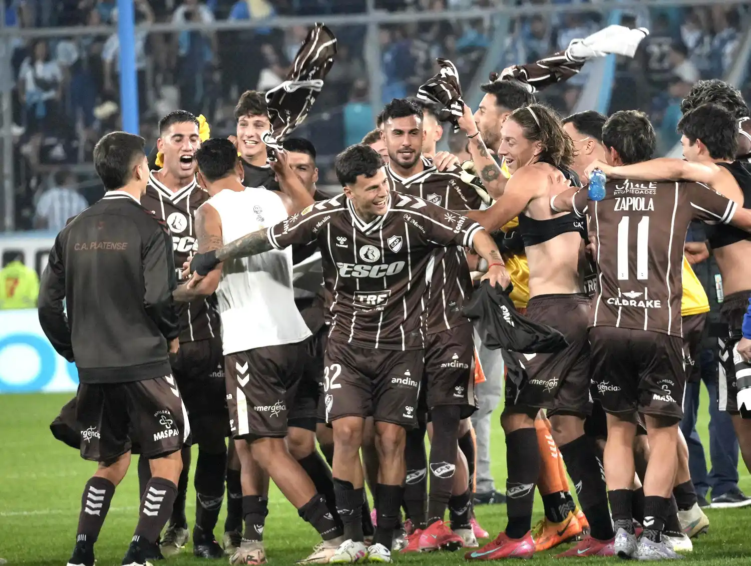 Platense desató su celebración en Avellaneda.