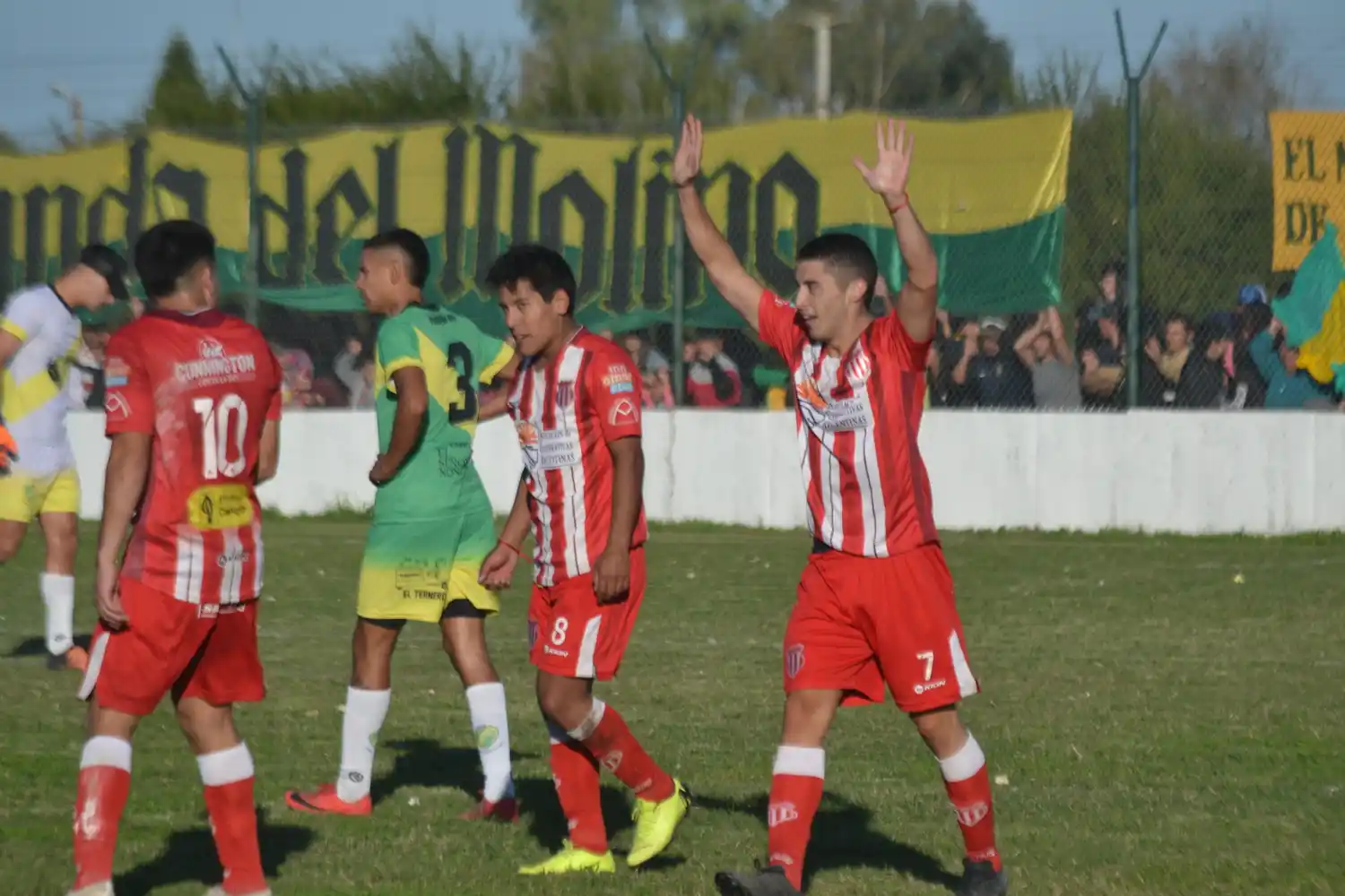 Los brazos en alto de Nicolás Hauscarriague. Dos goles para meterse en la historia grande de Barrio Norte.