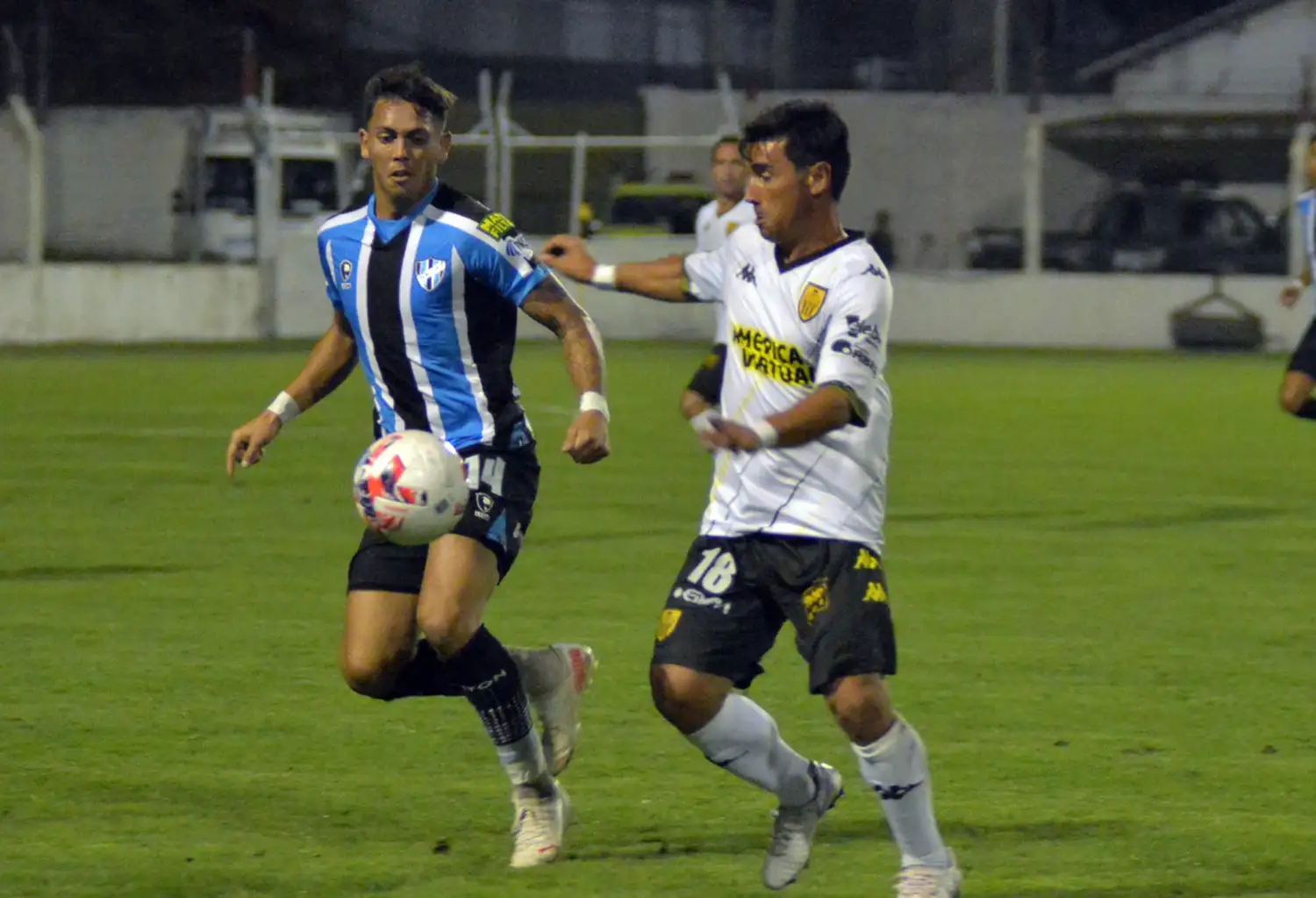 Matías Alustiza tuvo minutos ante Almagro.