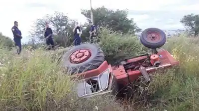 Falleció un trabajador rural al volcar su tractor