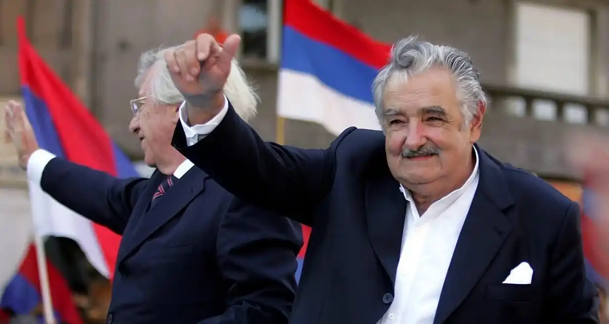 Pepe Mujica, ejemplo de austeridad y sincera modestia, que dejó una huella imborrable en la forma de hacer política. Imagen del 1 de marzo de 2010, cuando se dirigía a asumir la presidencia de Uruguay junto al vice Danilo Astori.
