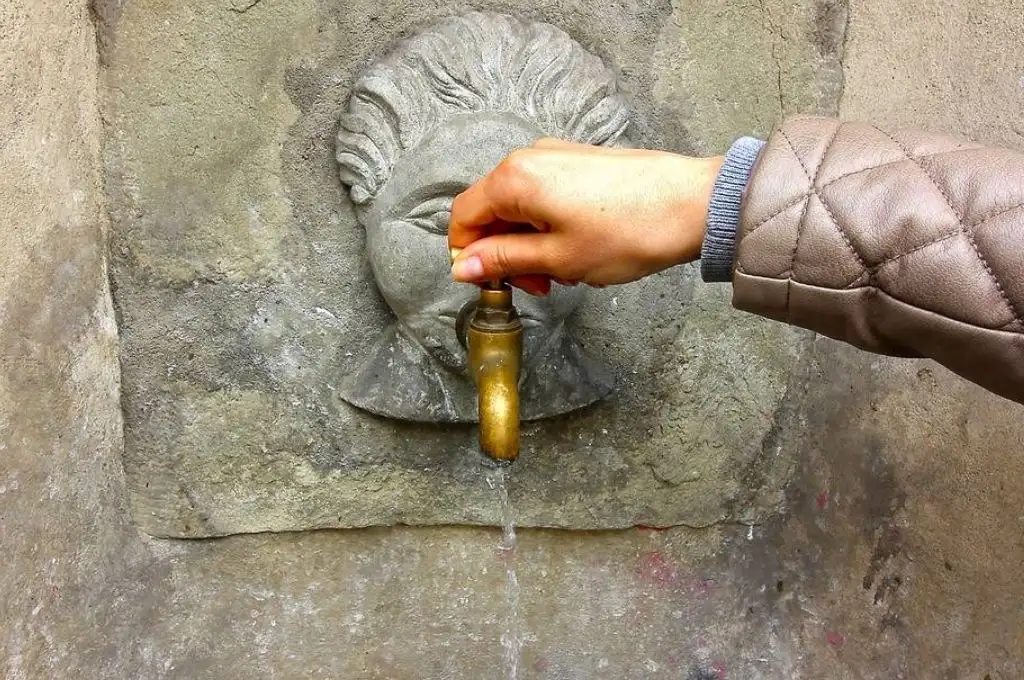 Italianos se enfrentan a multas de hasta 500 euros por desperdiciar agua