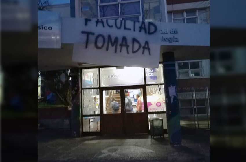 Estudiantes tomaron las facultades de Humanidades y Psicología