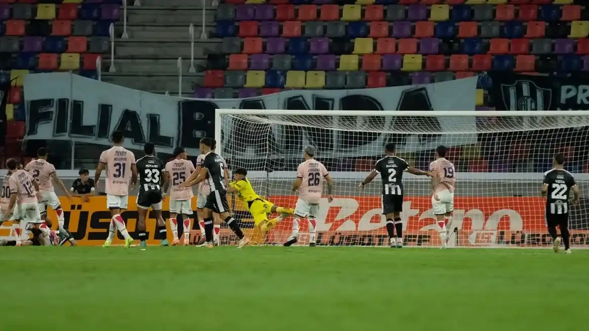 Unión no supo aguantar el cero en un partido que era de “gol gana”. Foto: Joaquín Camiletti