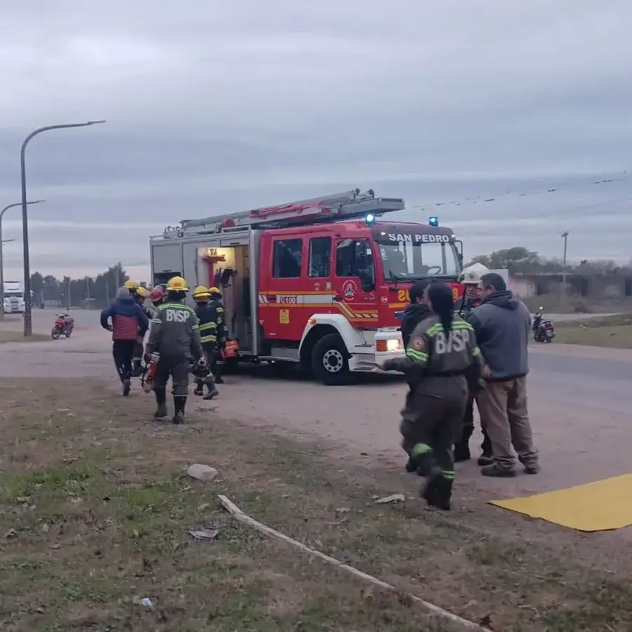 accidente en crucero general belgrano bomberos asistieron al conductor