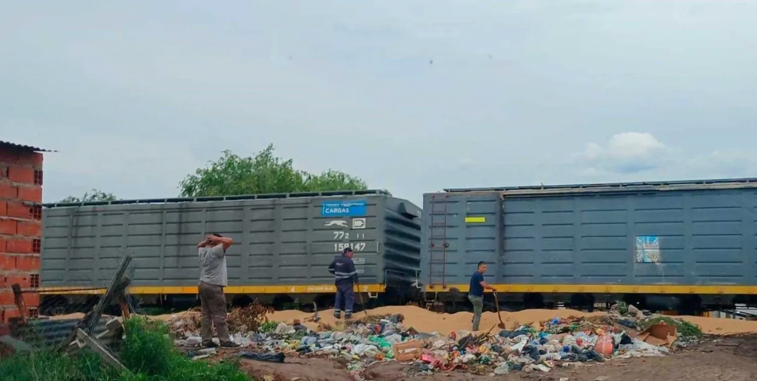 El tren frenado y la carga desparramada. Una escena que se viene repitiendo en los últimos tiempos.