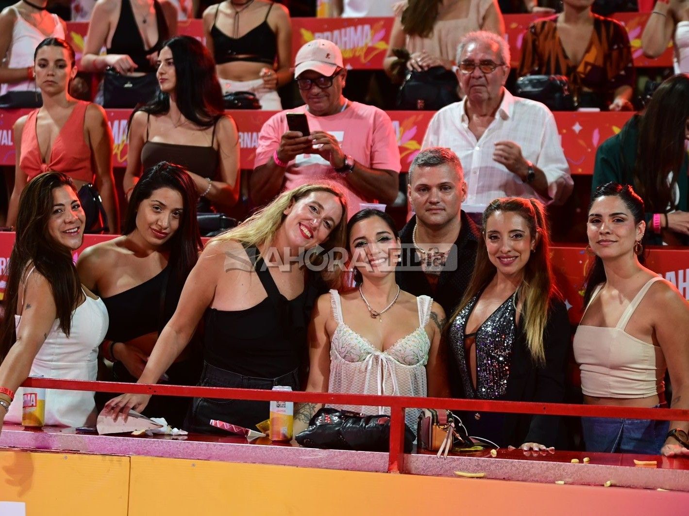 Jana Maradona rodeada de su grupo de amigos en la tercera noche del Carnaval (Crédito: MR Fotografía).