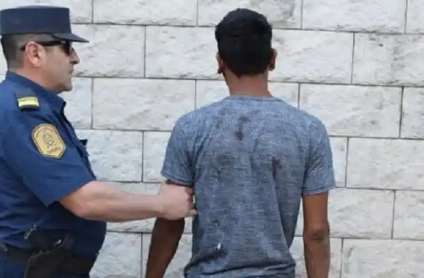 Fue a robar con un cuchillo y trató de agredir a un policía