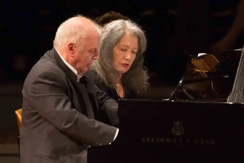 Argerich y Barenboim junto a la Divan Orchestra en un concierto en el Teatro Colón