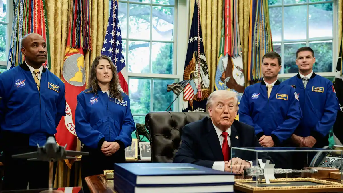 El presidente estadounidense recibió a la tripulación del Artemis III