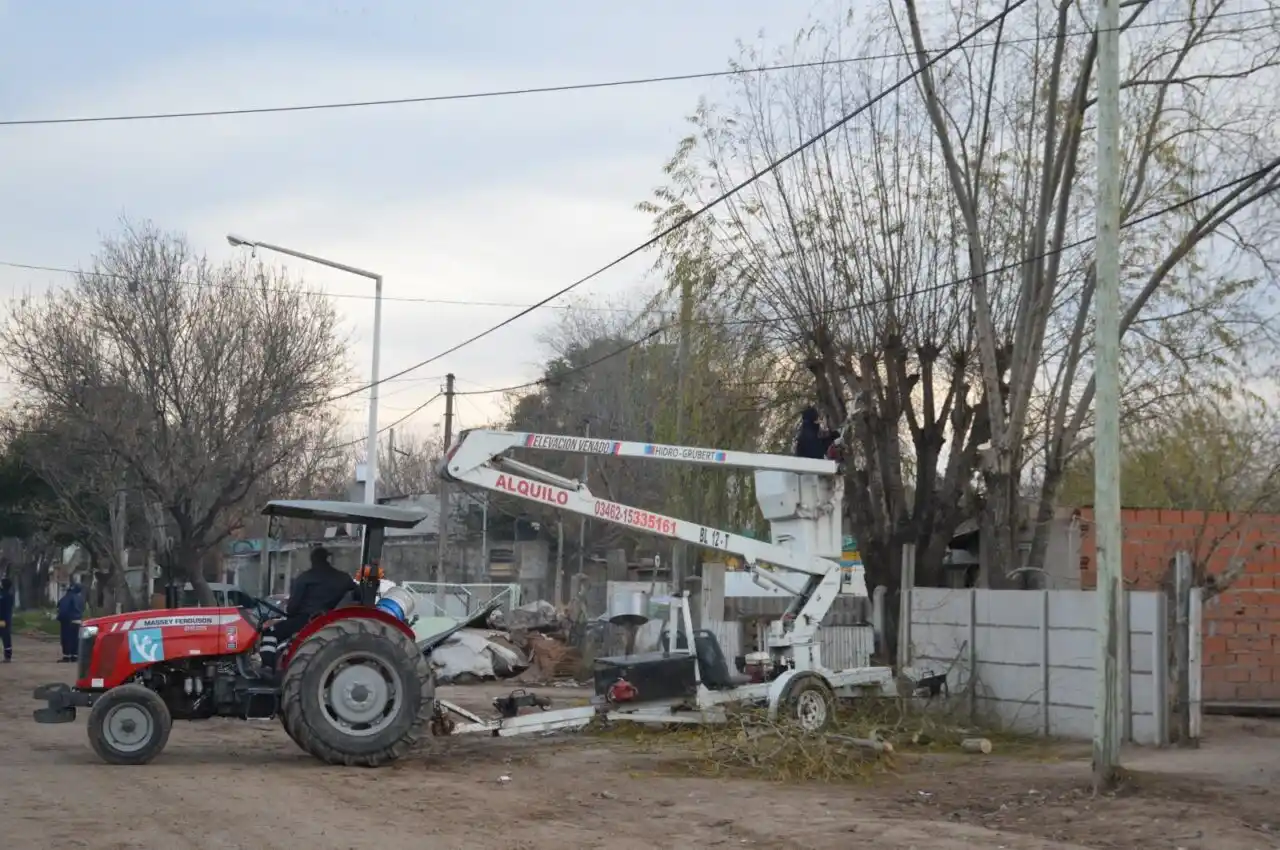 Personal municipal avanza con distintas tareas de mantenimiento en plazas y barrios