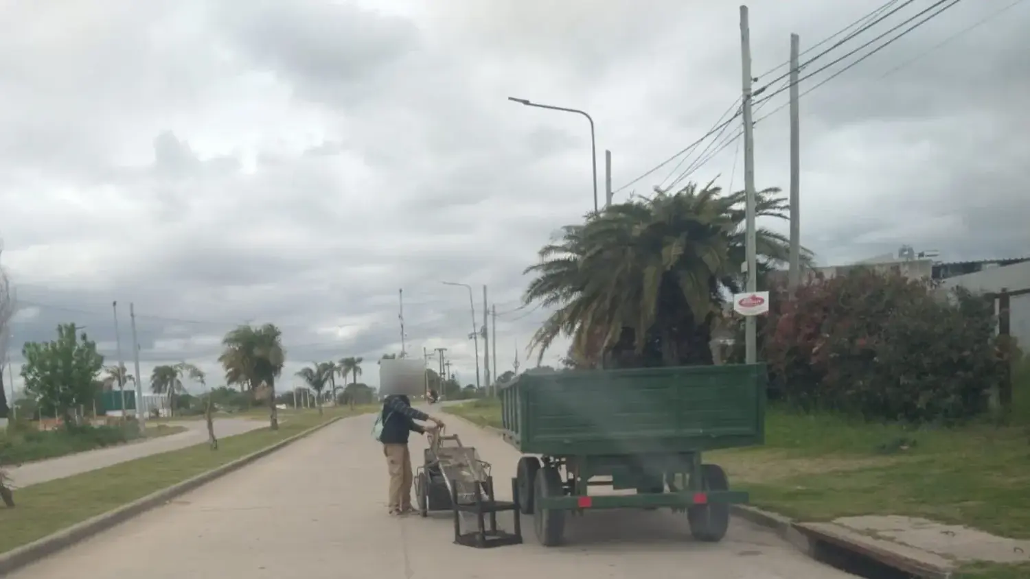 El desconocido fue sorprendido cuando intentó sustraer andamios de un acoplado.