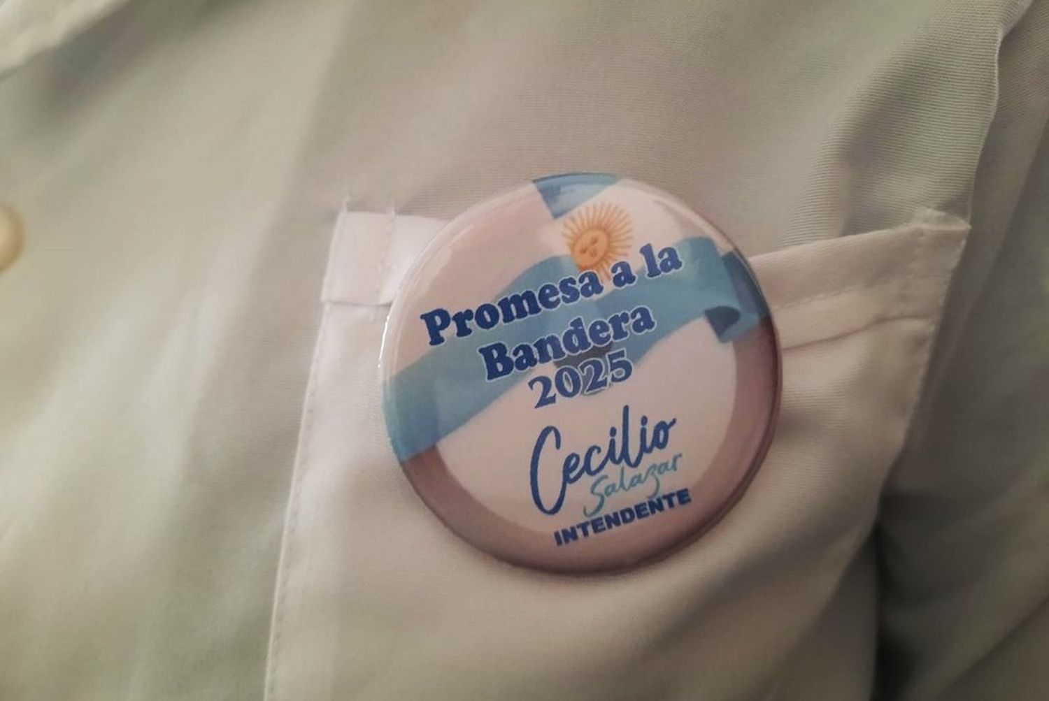 Los distintivos decían “Cecilio Salazar Intendente” y fueron repartidos a los alumnos en el acto patrio.