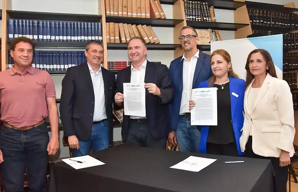 El traspaso se formalizó durante la firma de un convenio por parte de la rectora de la UPC, Julia Oliva Cúneo, y del ministro de Educación, Horacio Ferreyra, en un acto que contó con la presencia del intendente local, Sebastián Demarchi.