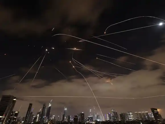 Irán lanzó una nueva ofensiva con misiles y dejó al menos 11 muertos en Israel