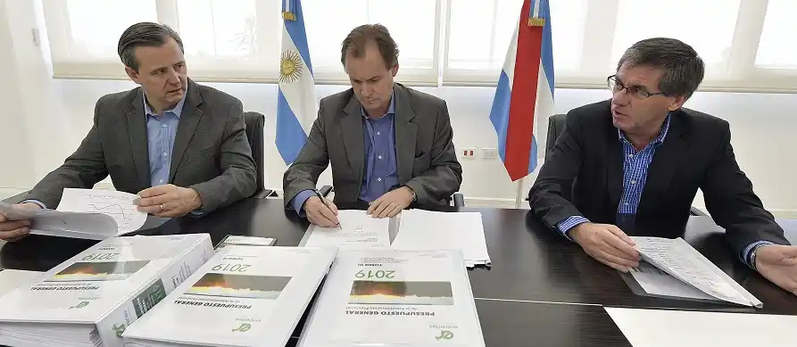 Bordet firmó el presupuesto 2019 que prevé un superávit fiscal