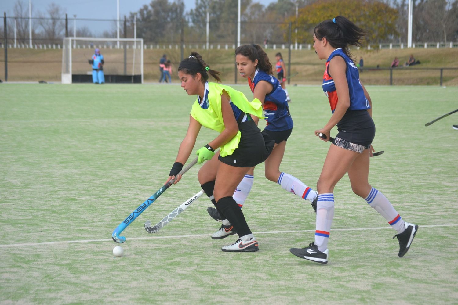 Con gran éxito prosigue el torneo de hockey sobre césped en la cancha municipal.