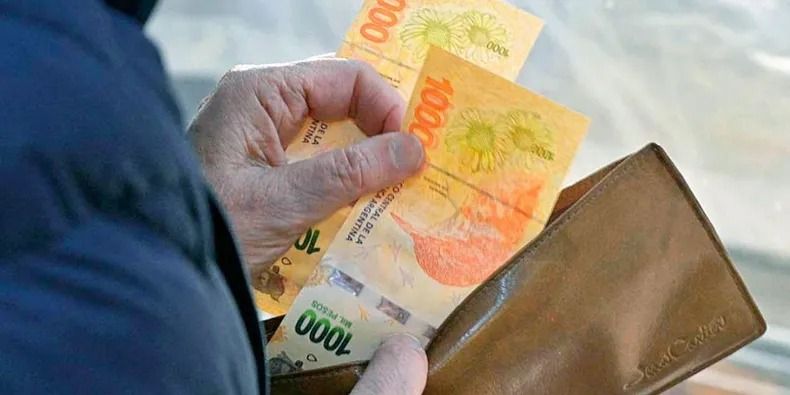 Quiénes son los trabajadores que cobrarán con aumento en abril