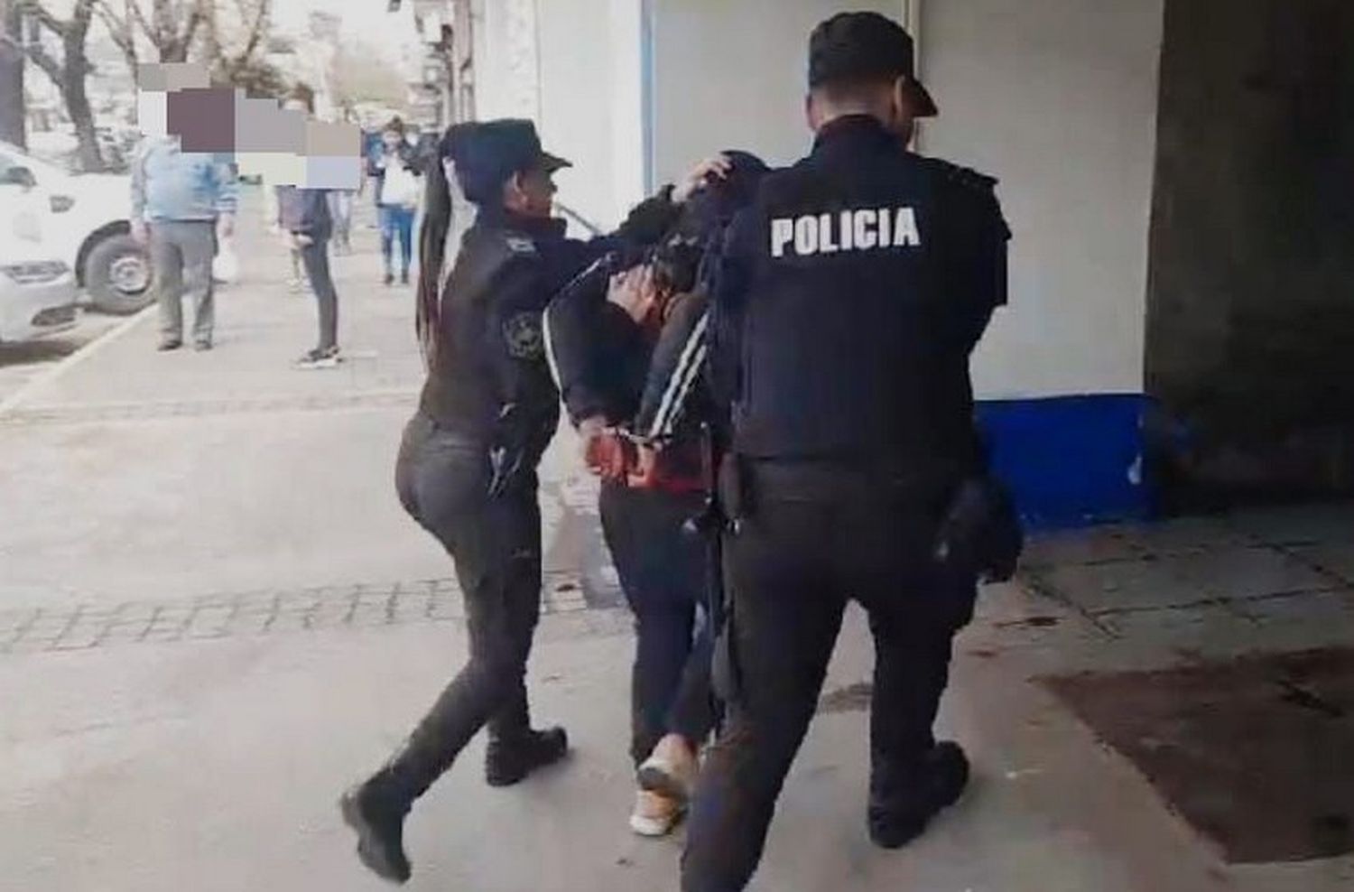 Se estaba armando: la detuvieron por robar tres pistolas de juguete