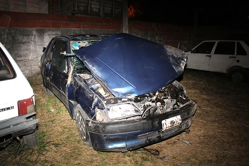 Permanece estable el joven que volcó con su auto en un camino cerca de Las Cascadas