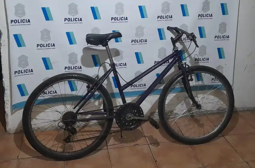 La empujaron de la bicicleta para robársela