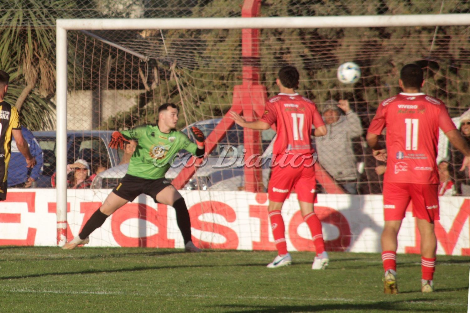 Al fondo de la red. El remate de Gastón Ibargüengoitia que finalizó en el tercer gol del conjunto local