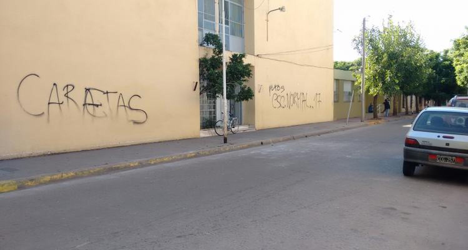 Alumnos del Normal pintaron la Escuela Socorro