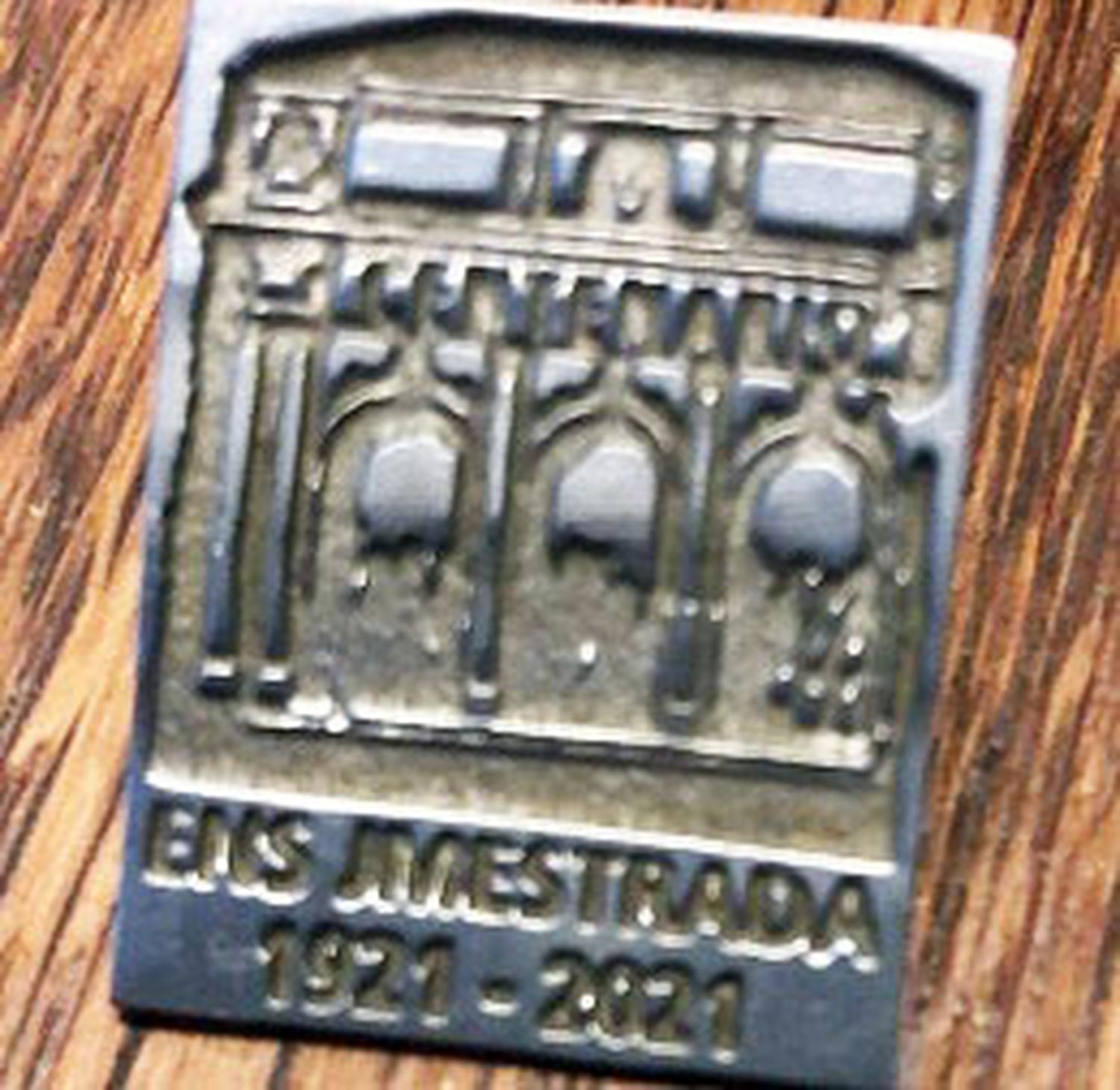 Se presentó el pin del centenario de la Escuela “José Manuel Estrada”