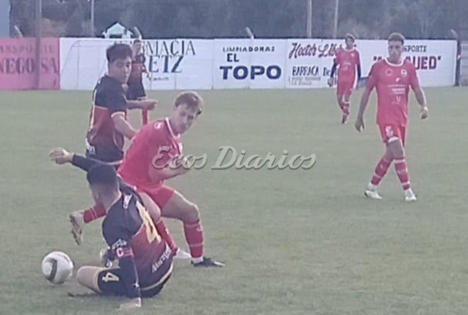 Disputa del balón entre Julián Rueda y Elías Armentía