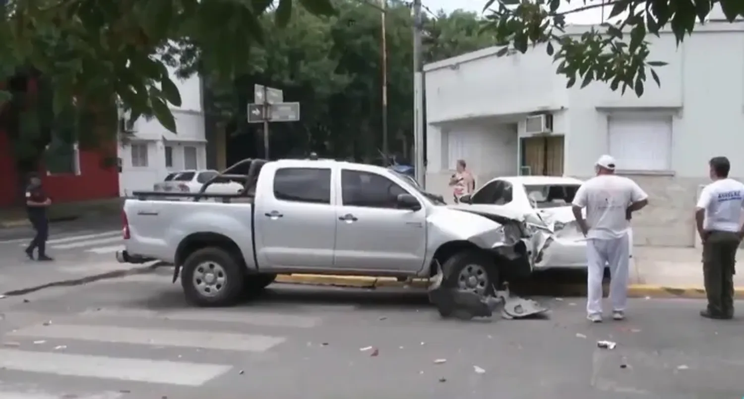 Un conductor se descompensó y protagonizó un impactante choque