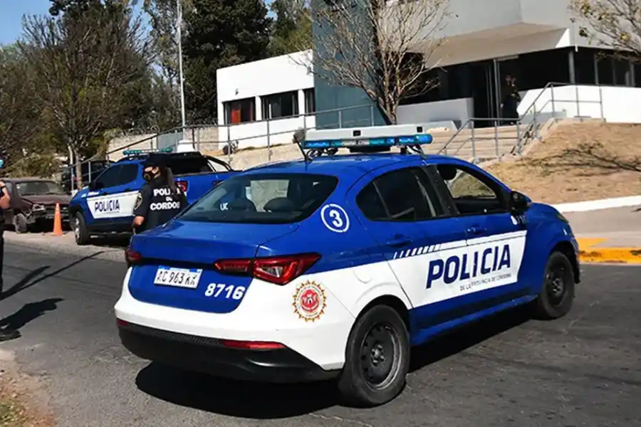 Una jubilada cayó a un desagüe desde tres metros de altura en Córdoba y falleció