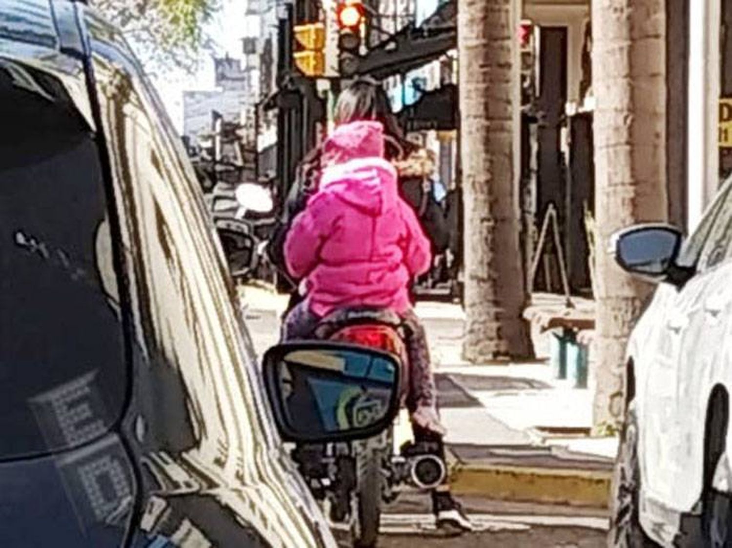 Madres que  arriesgan la vida de sus hijos llevándolos en moto y sin casco 