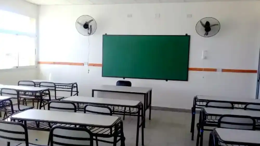 Un aula de una escuela vacía.