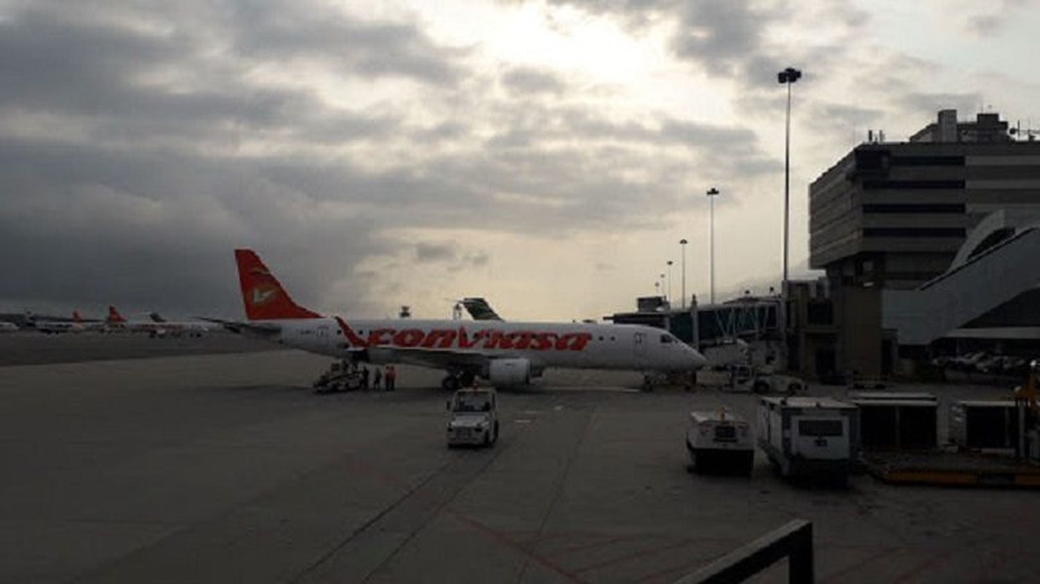 ¡FALTA DE RESPETO! Pasajeros varados de Conviasa recibieron el año en el aire