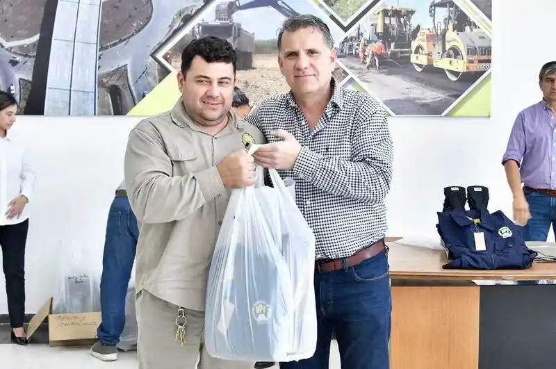 Entregaron uniformes al personal 
de la Dirección Provincial de Vialidad