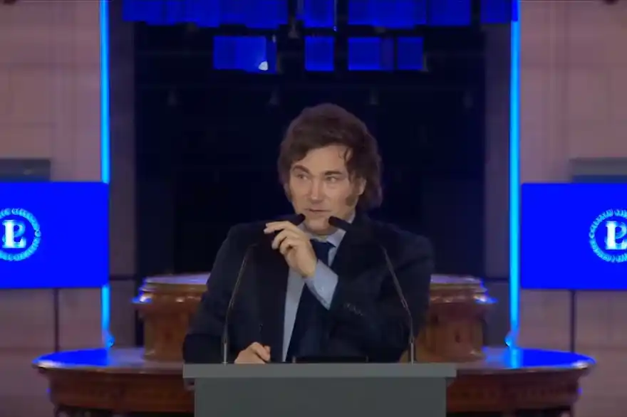 Milei formalizó el cambio de nombre del Centro Cultural Kirchner: "Uno de los primeros pasos para cambiar la historia"