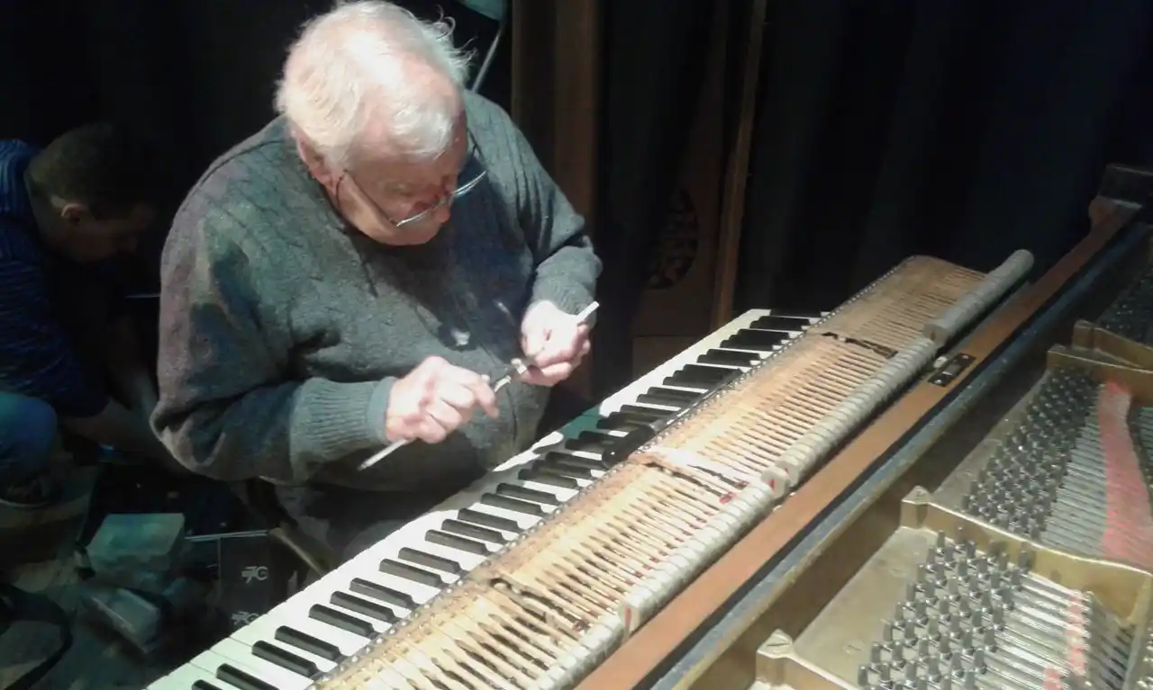 Otro paso importante para la restauración del piano de la Agrupación Cultural