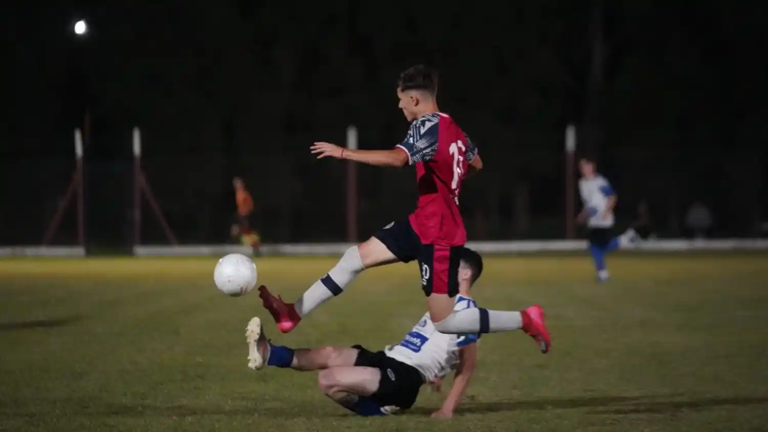 La lluvia sigue postergando fechas