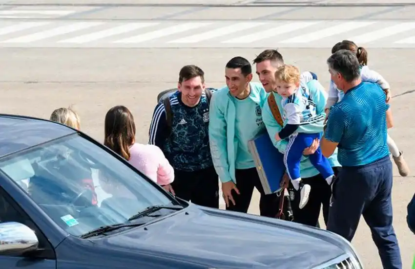 Messi, Di María y Lo Celso arribaron al aeropuerto de Rosario