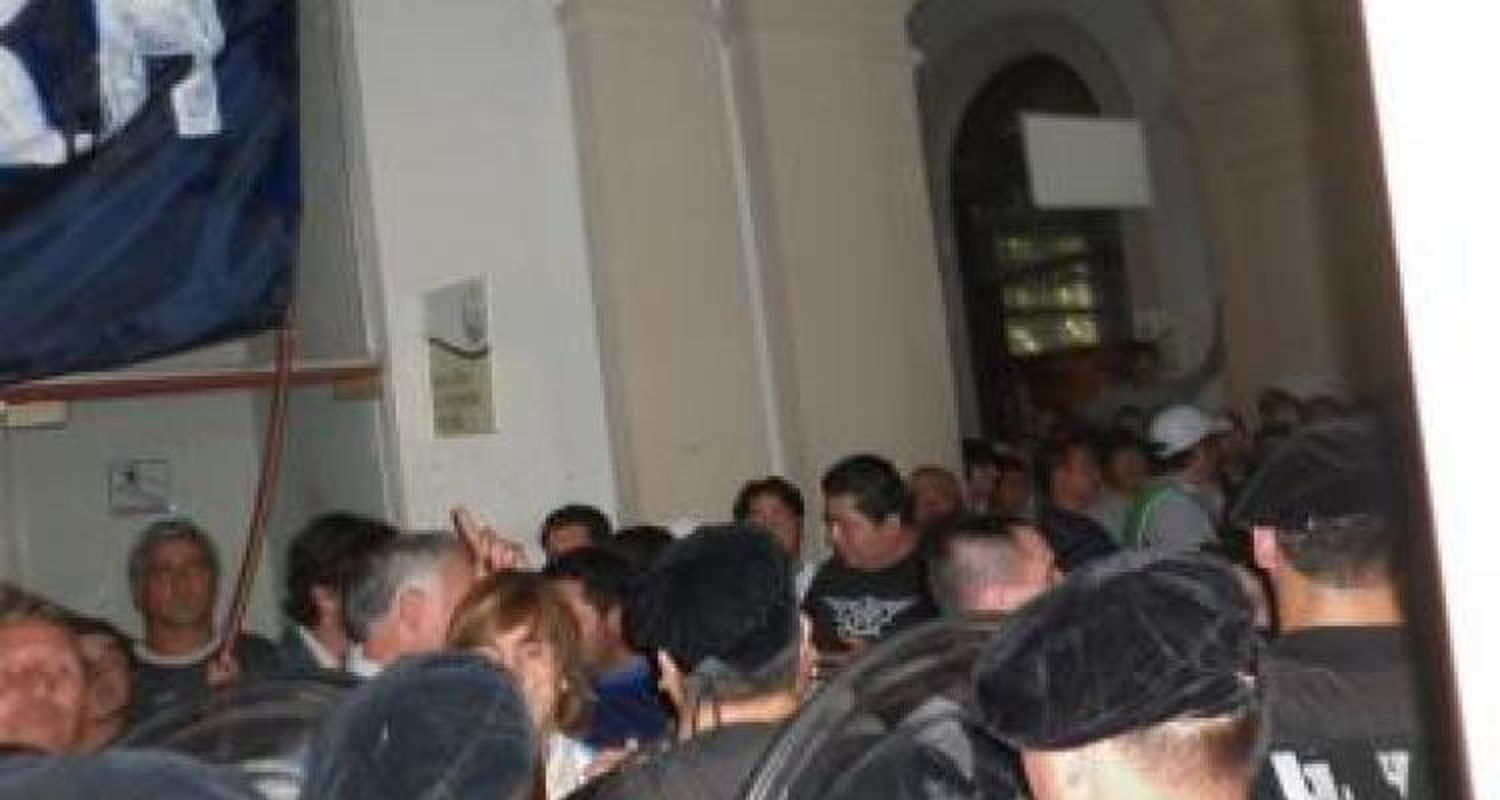 Fuerte movilización en el municipio antes de la interpelación del intendente