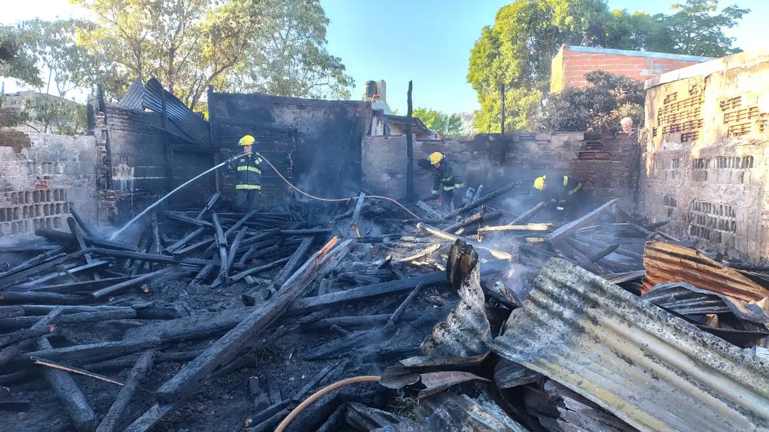 Una vivienda de Avenida Parque se incendió por completo y otras tres fueron afectadas de forma parcial