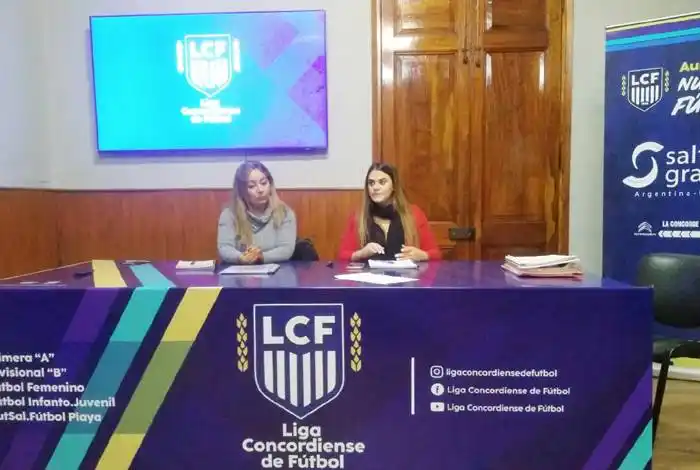 El fútbol femenino va  por el puntapié inicial