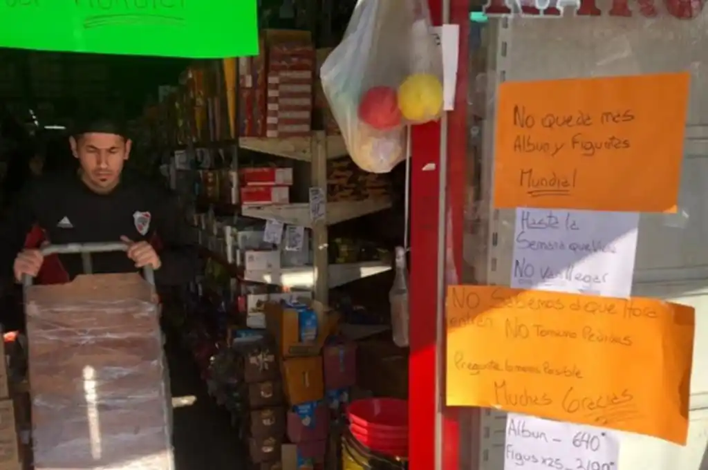 El desopilante cartel de un comerciante harto de las figuritas del Mundial