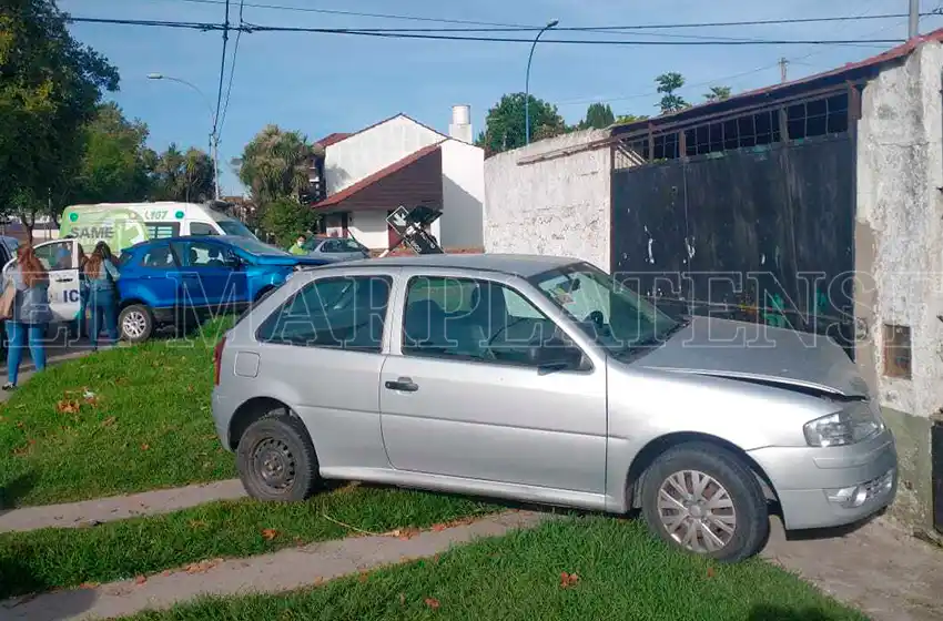 Impactante choque: un auto quedó incrustado en una casa