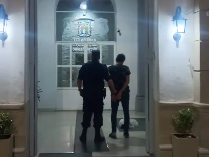 Atraparon a un hombre que robó paquetes de hamburguesas y alcohol de una cantina del Corsódromo