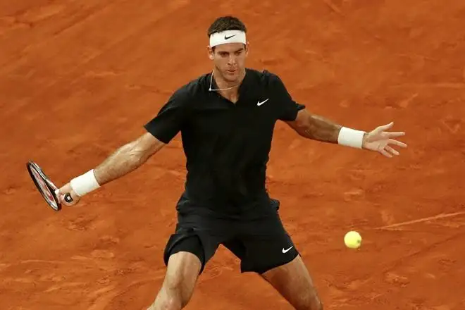 Del Potro tuvo un sólido debut frente a Dzumhur