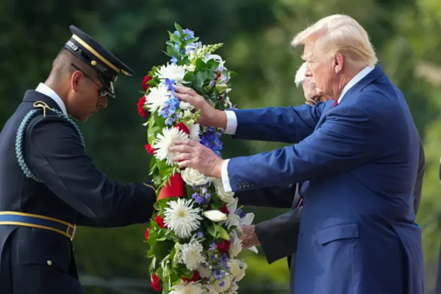 Cementerio de Arlington: Trump hizo campaña en un sitio sagrado para Estados Unidos